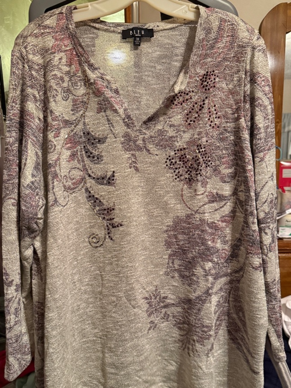 B.L.E.U. Taupe and Mauve Floral V-Neck Long Sleeve Top. Size 3x. Worn once